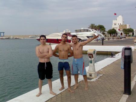 l3ez ne anas ou khalid lli fe foto mekhlo3 kayban